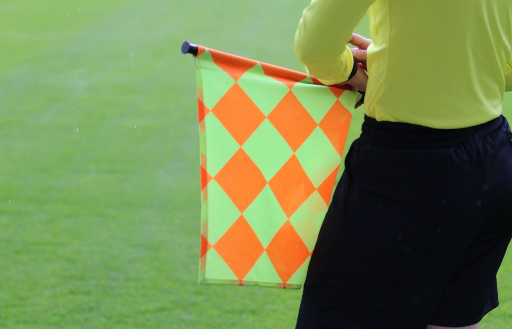 Imagem representando a bandeirinha do árbitro para representar a mentalidade da arbitragem esportiva