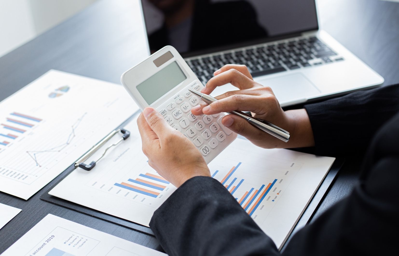 Imagem de uma calculadora representando como fazer gestão de banca das apostas esportivas