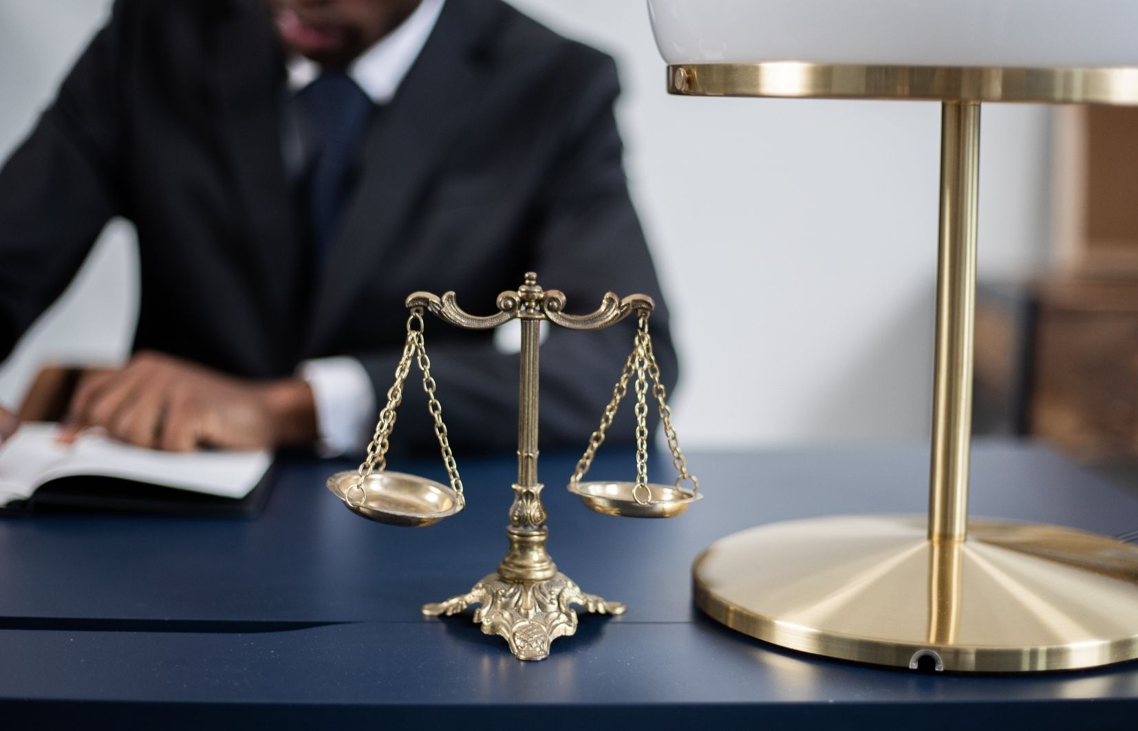 Imagem de uma balança representando os riscos e vantagens da arbitragem esportiva