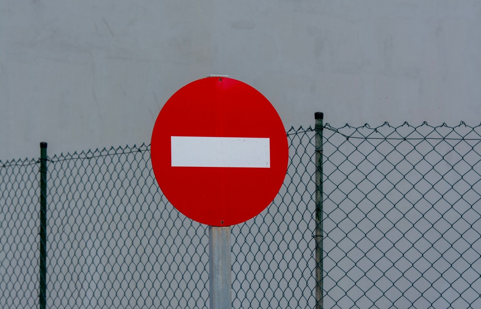 Imagem de uma placa de restrição para simbolar quando uma casa de aposta limita a conta de um usuário