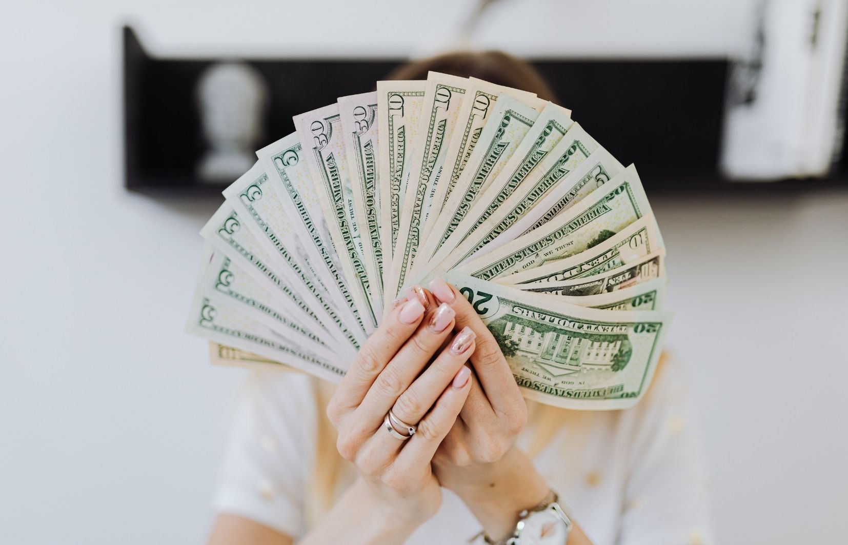 Imagem ilustrativa de cédulas para representar o artigo sobre como ganhar dinheiro com apostas