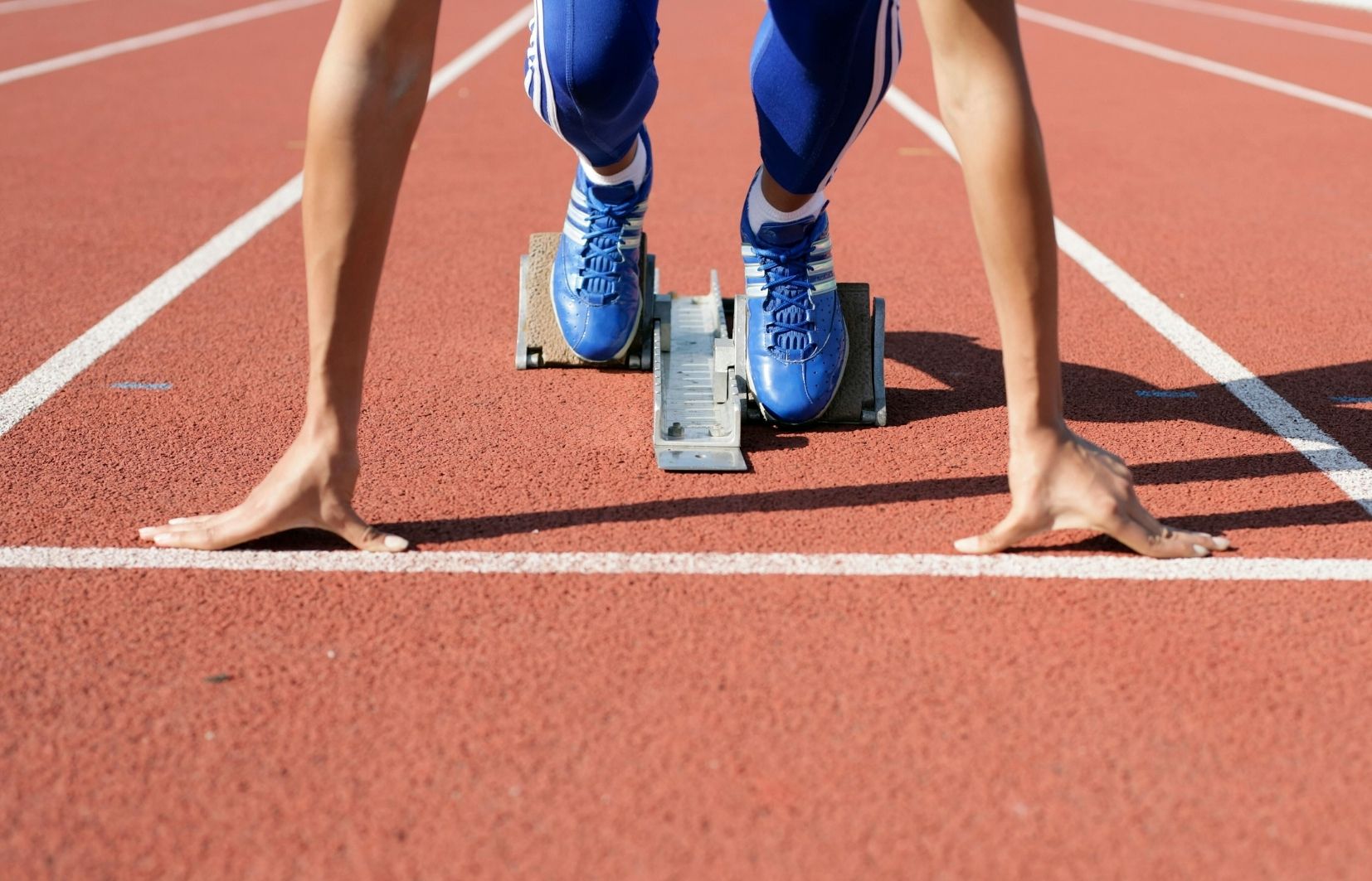 Imagem de uma largada de corrida para presentar o artigo sobre como começar a apostar.