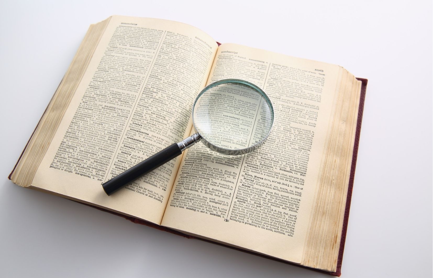 Imagem de um dicionário para ilustrar o dicionário básico de arbitragem esportiva